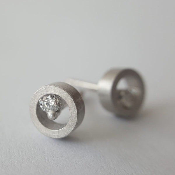 Kempkens-Atelier-Ohrstecker-DerkleineMond-Brillant-Weiss-Gold-seidenmatt