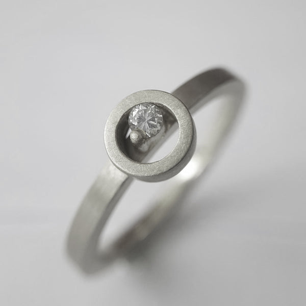 Kempkens-Atelier-Ring-DerkleineMond-Brillant-Weiss-Gold-seidenmatt