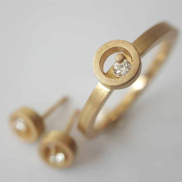 Kempkens-Atelier-Ring-Ohrstecker-DerkleineMond-Brillant-Gelb-Gold-seidenmatt