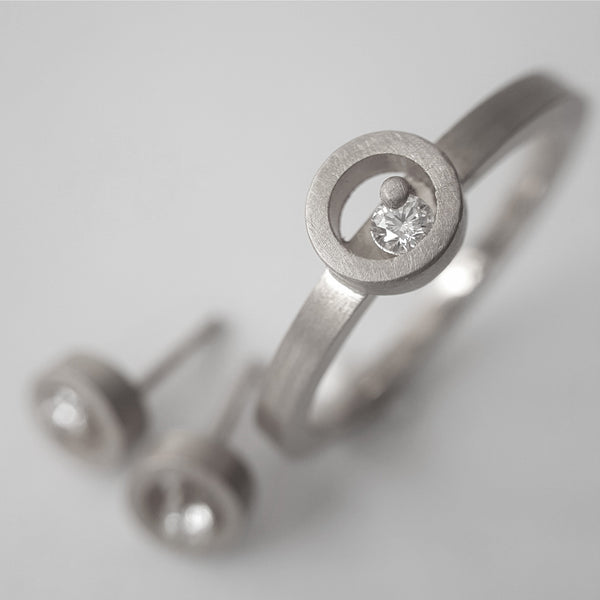 Kempkens-Atelier-Ring-Ohrstecker-DerkleineMond-Brillant-Weiss-Gold-seidenmatt