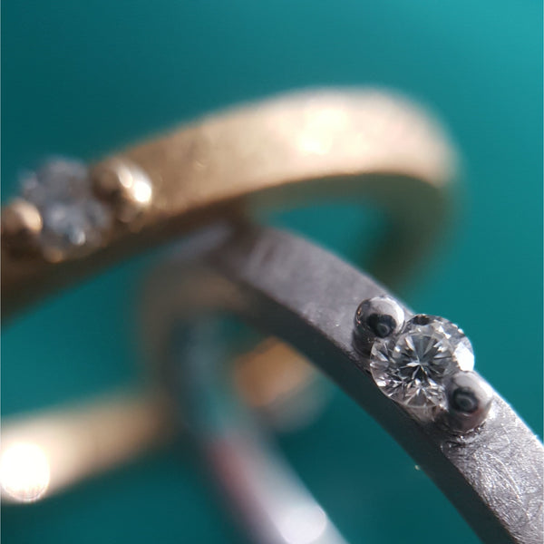 Kempkens-Atelier-Ring-Zweikorn-Brillant-Weiss-Gelb-Gold-eismatt-Emotion