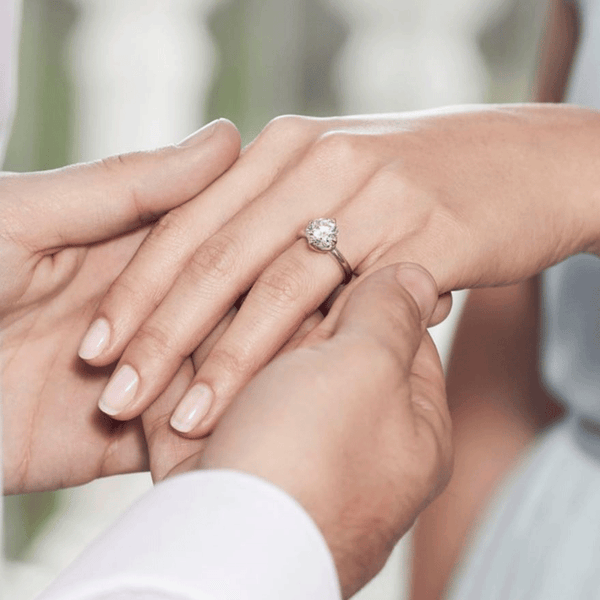 Paarhaende-mit-Solitaire-Ring