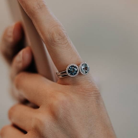 RI8T02395-M_Capolavoro_Ring-Espressivo_750-Weissgold-Diamanten-Sky-Blue-Topas_Emotion_Kempkens-Juweliere