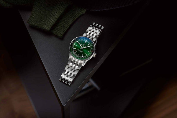 A17329371l1A1_Breitling_navitimer-automatic-41-green-StillLife2_Kempkens-Juweliere