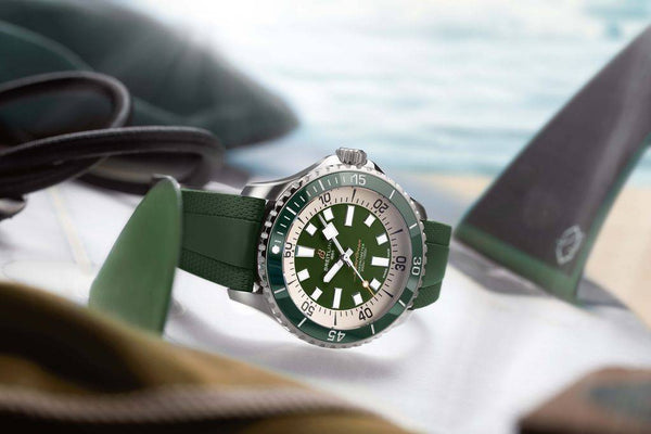 A17376A31L1S1_Breitling_superocean-automatic-44-green-StillLife_CMYK_Kempkens-Juweliere