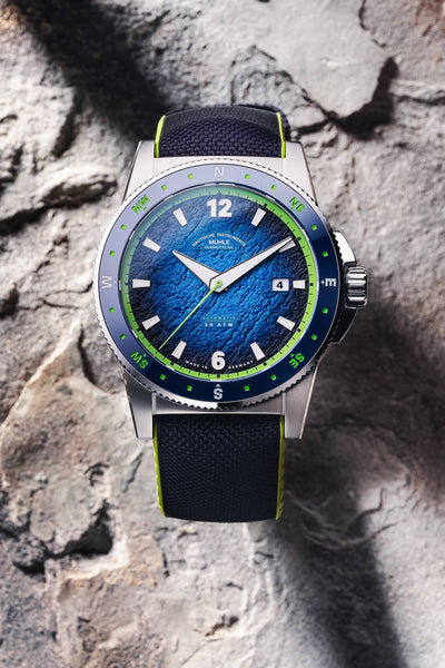 M1-52-22-CK_Muehle-Glashuette_Sportivo_Compass_42_5mm-Automatik-blau-gruen-Canvas-Kautschuk-Datum_Bild4_Kempkens-Juweliere